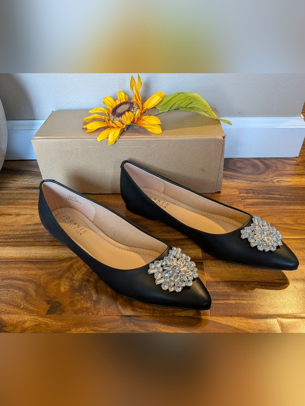Journee Collection 
Black Renzo Jewel Embellished Pointed Toe Flats Size 12M NIB